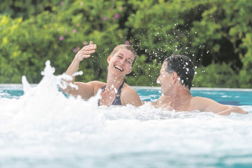 Paar sitzt im Außenbecken der Jod-Sole-Terme Bad Bevensen