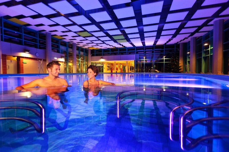 Paar sitzt im Vitalbecken in der Jod-Sole-Therme Bad Bevensen