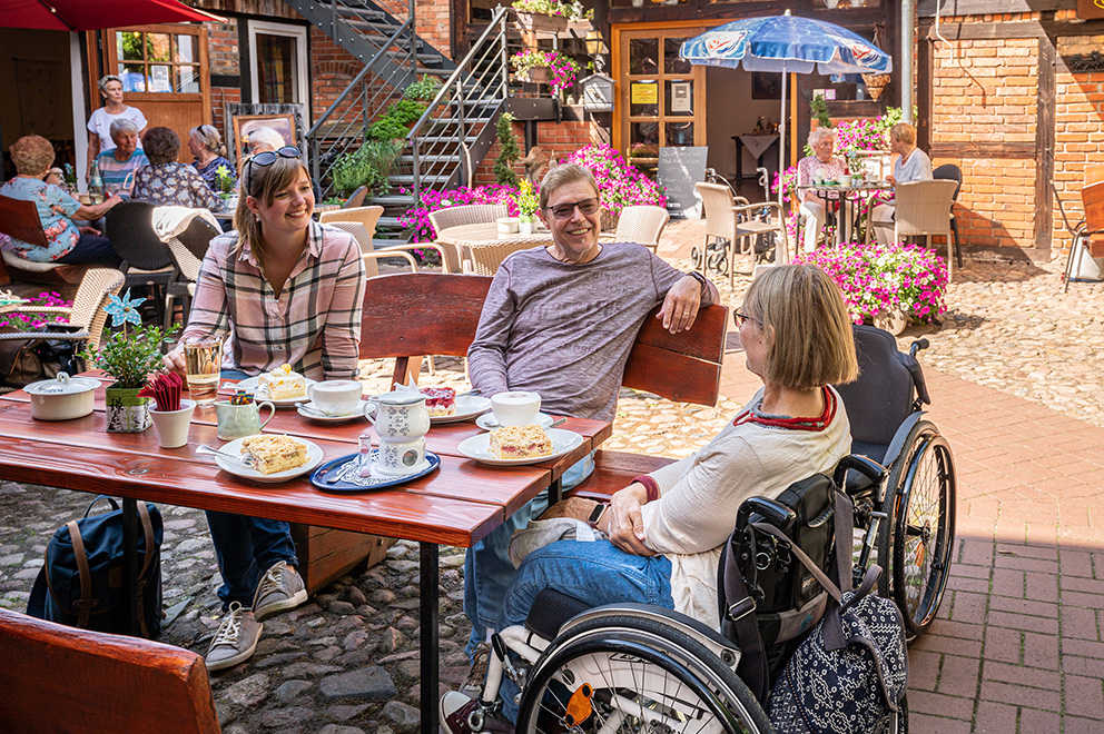 Urlaubsgäste in der Kaffeestube