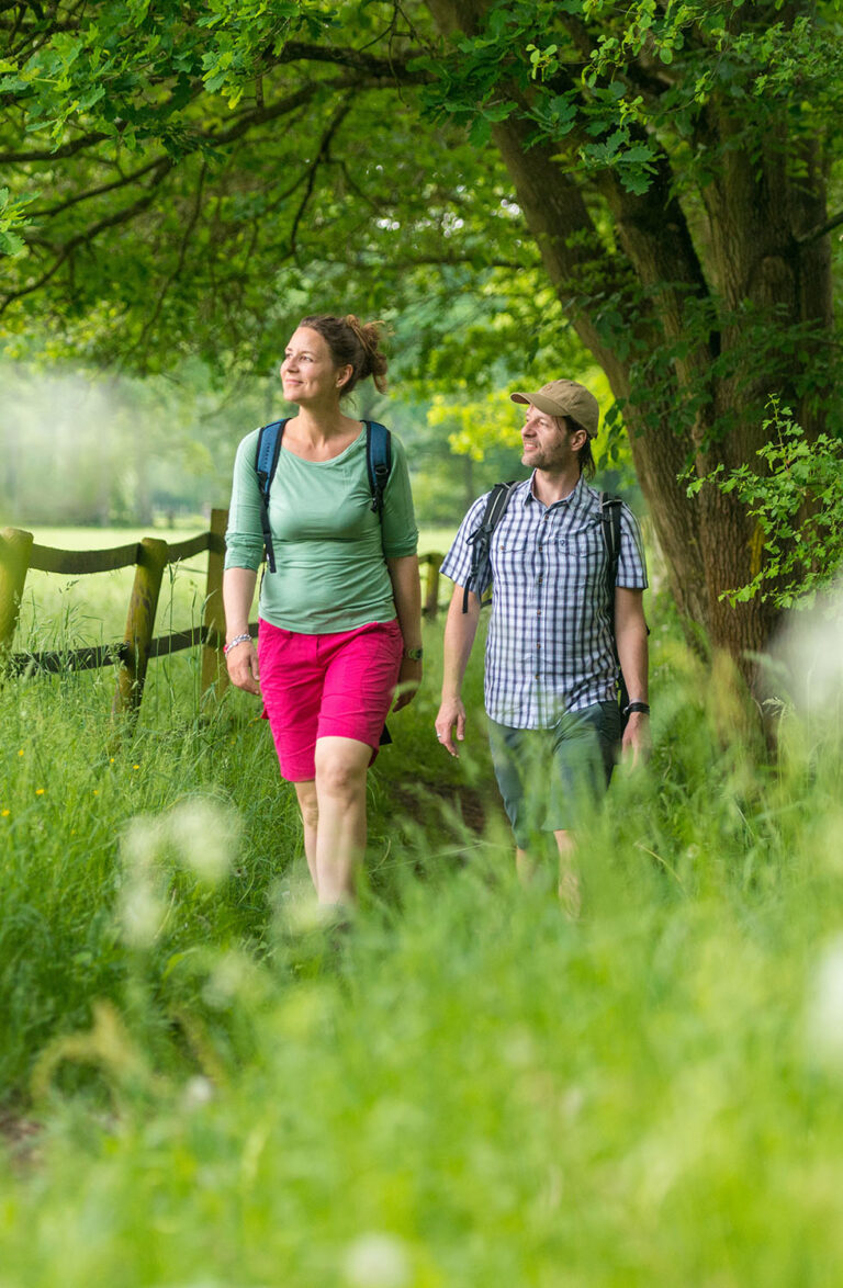 Paar bei einer Wanderung in Bad Bevensen in der Lüneburger Heide